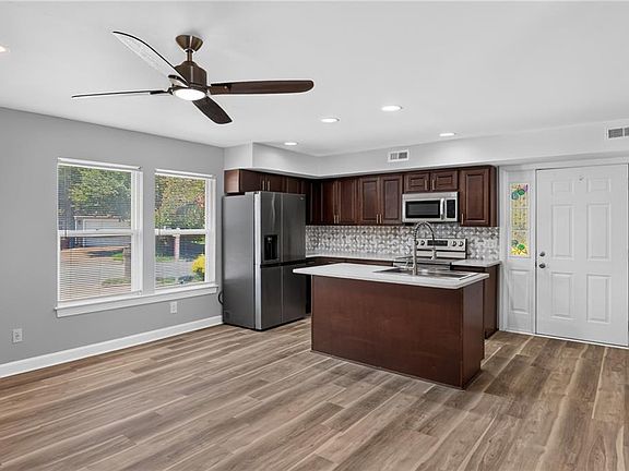 3rd image of 501 Thornloe Ln