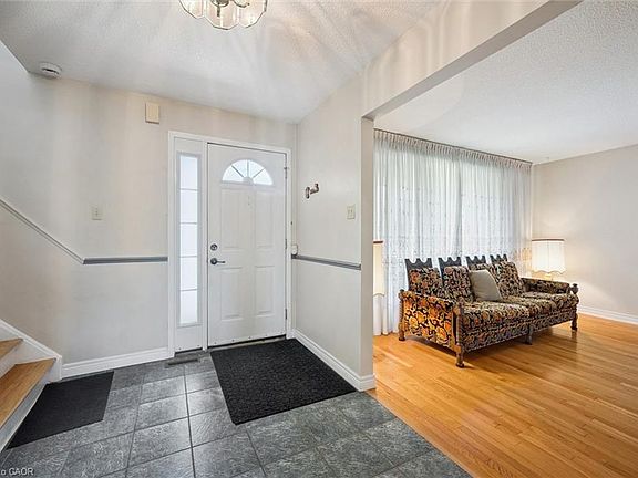 4th image of 37 Moffatt Ave