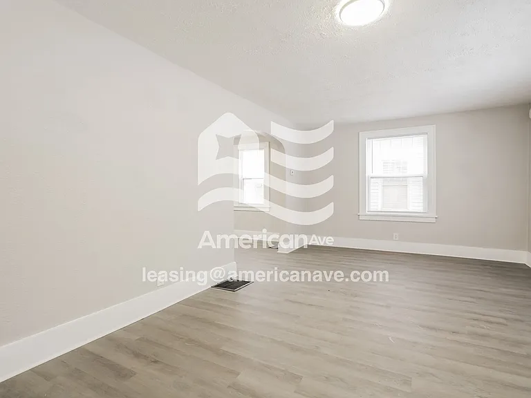 1674060_003_wm_-_living_room_13521501.jpg