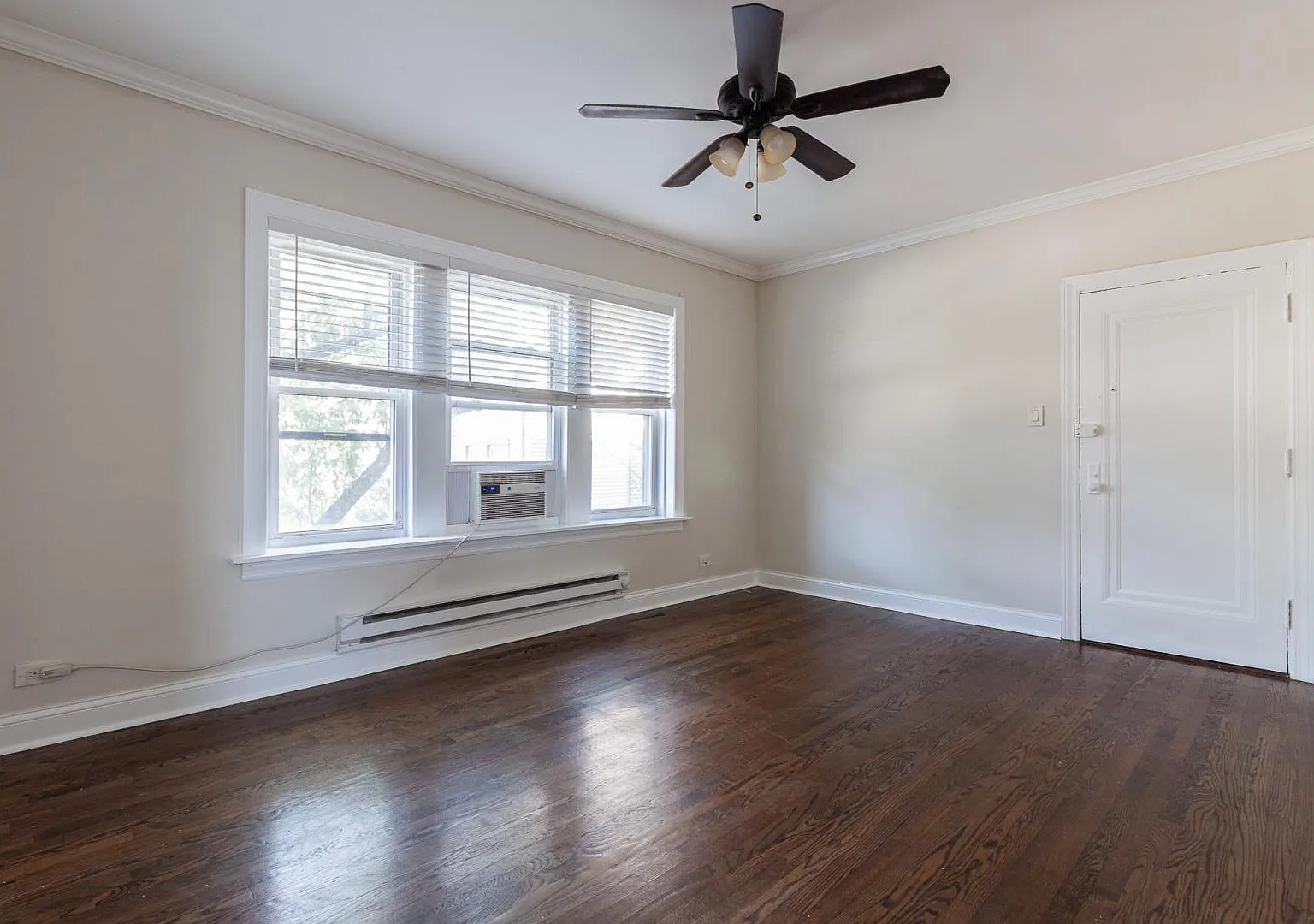 646 W Roscoe St — Photo 2