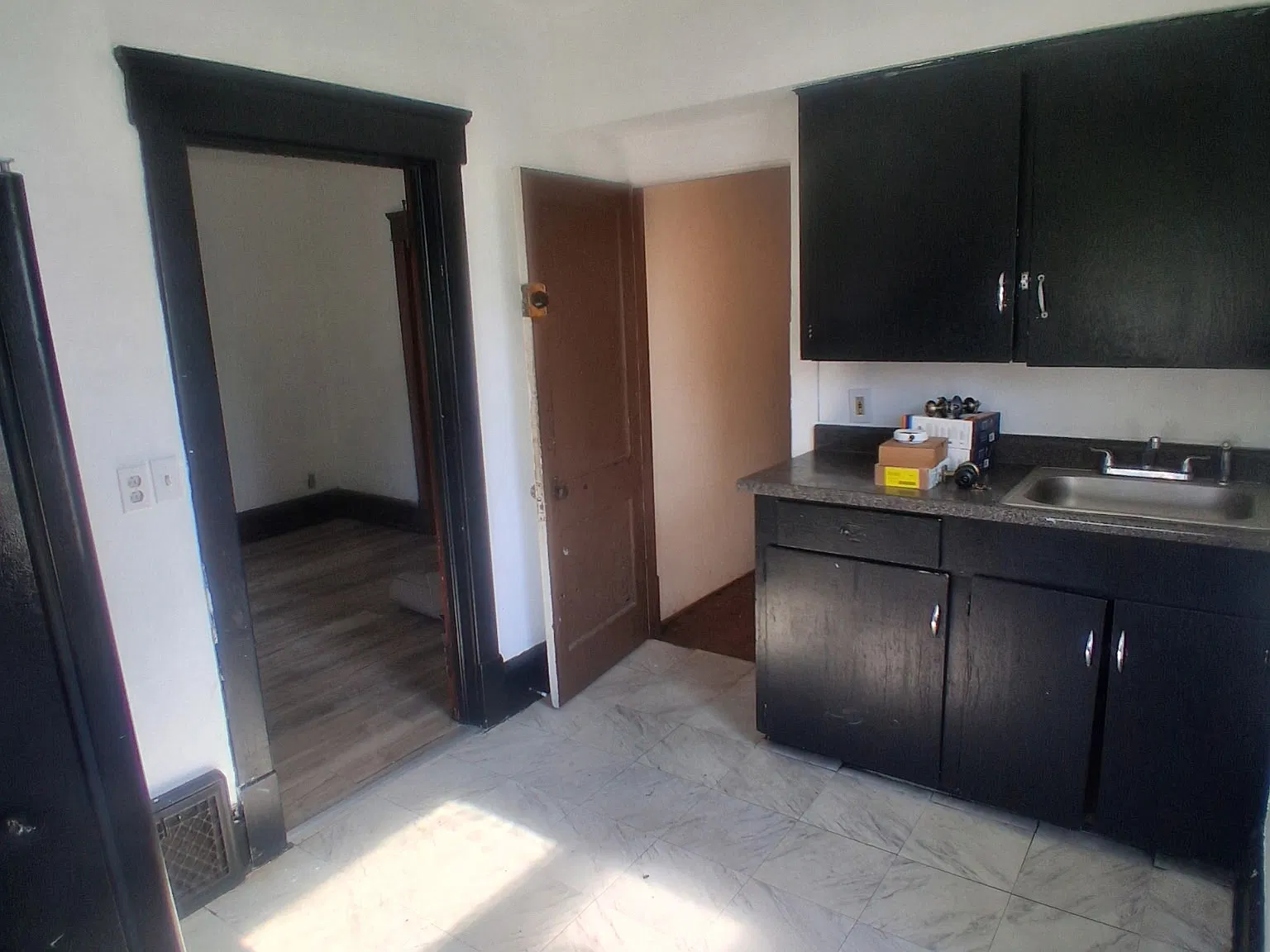 3 bed, 1000 sqft, $975 — Photo 3