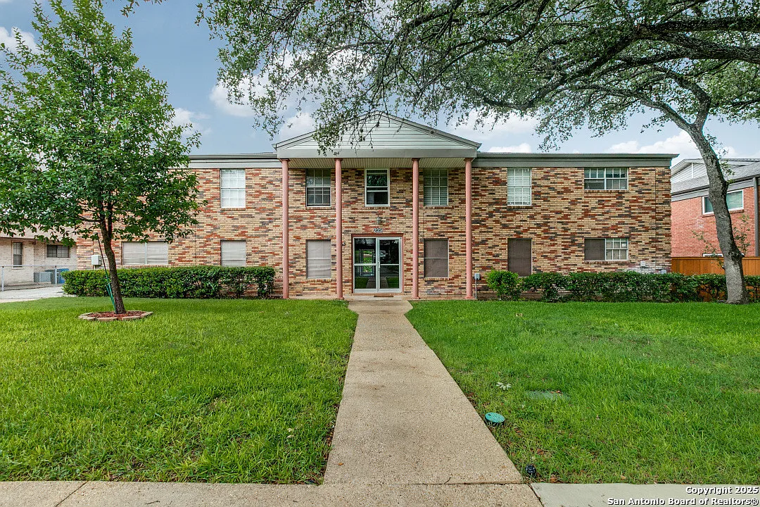 2 bed, 886 sqft, $1,000 — Photo 1