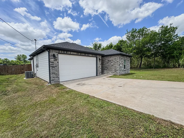 3105 Spencer St — Photo 4