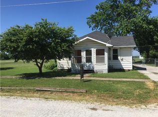 705 Elm St, Henrietta, MO 64036