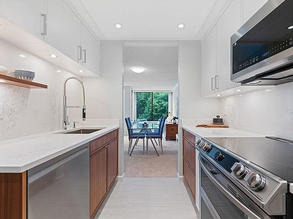 2nd image of 4101 Yew St #305
