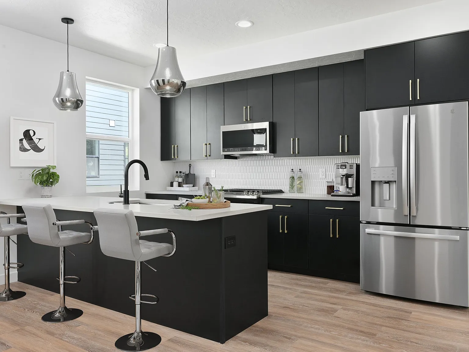 Beautiful 3 Bed / 2.5 Bath Townhome 1,707 Sq Ft — Photo 1