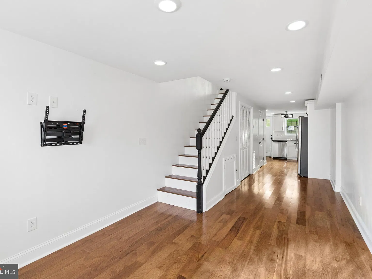 2 bed, 1.5 bath, 700 sqft, $2,500 — Photo 4