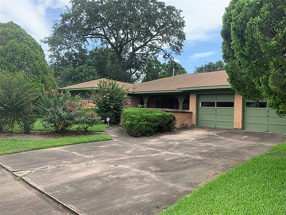 Perfect location! Less than 5 miles to Texas Medical Center & less than 6 miles to Galleria area. Less than 4 miles to NRG Stadium. Easy freeway access!