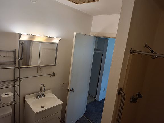 5th image of 34 Rosalyn Ct #102M