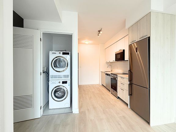 3rd image of 75 James St S #1403