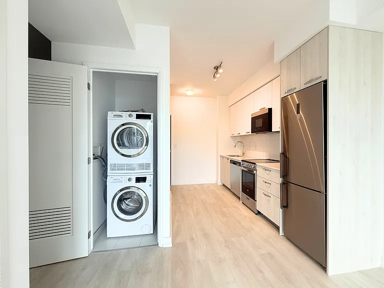 75 James St S #1403 — Photo 3