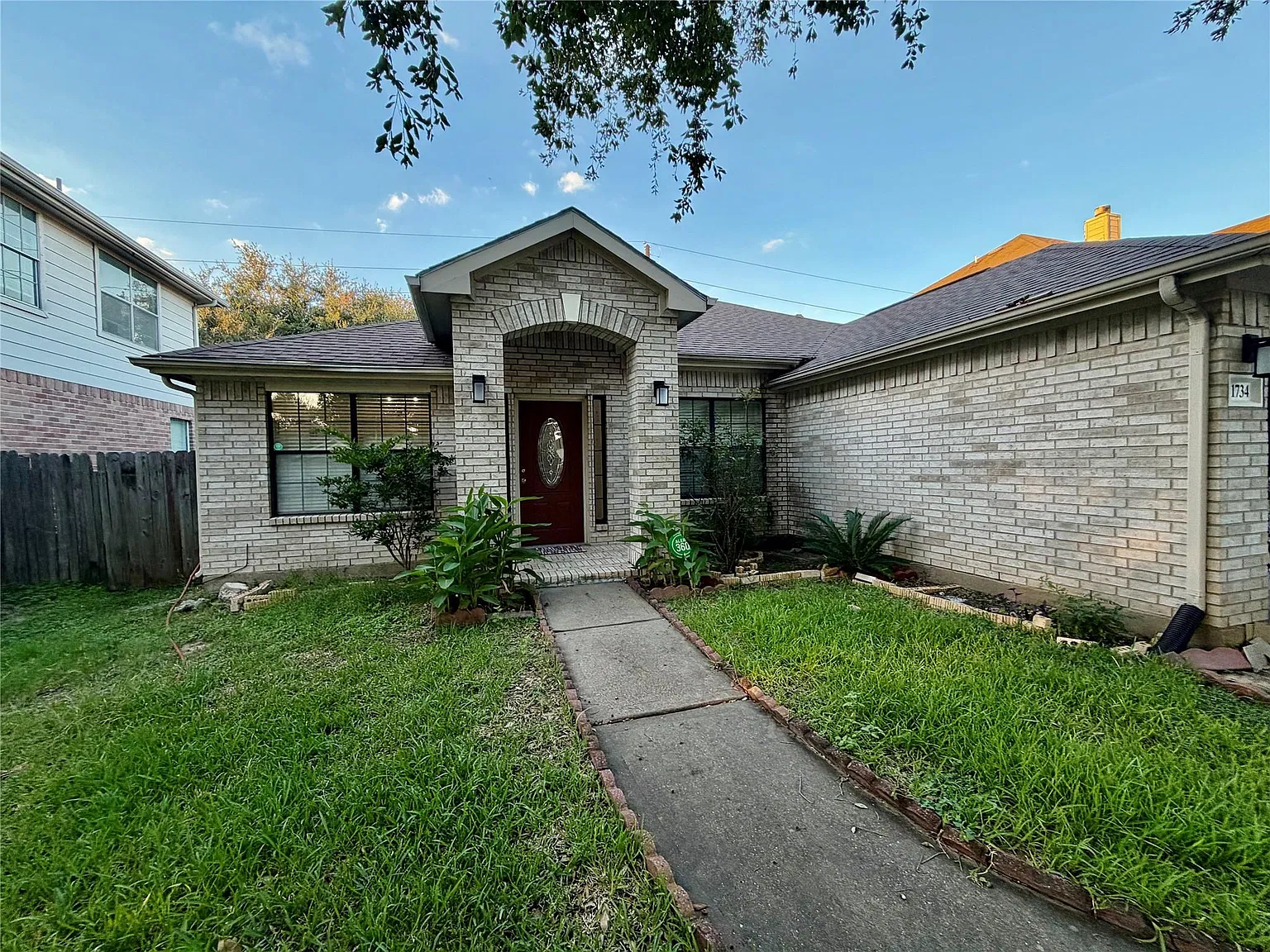 3 bed, 2.0 bath, 1999 sqft, $2,050 — Photo 2