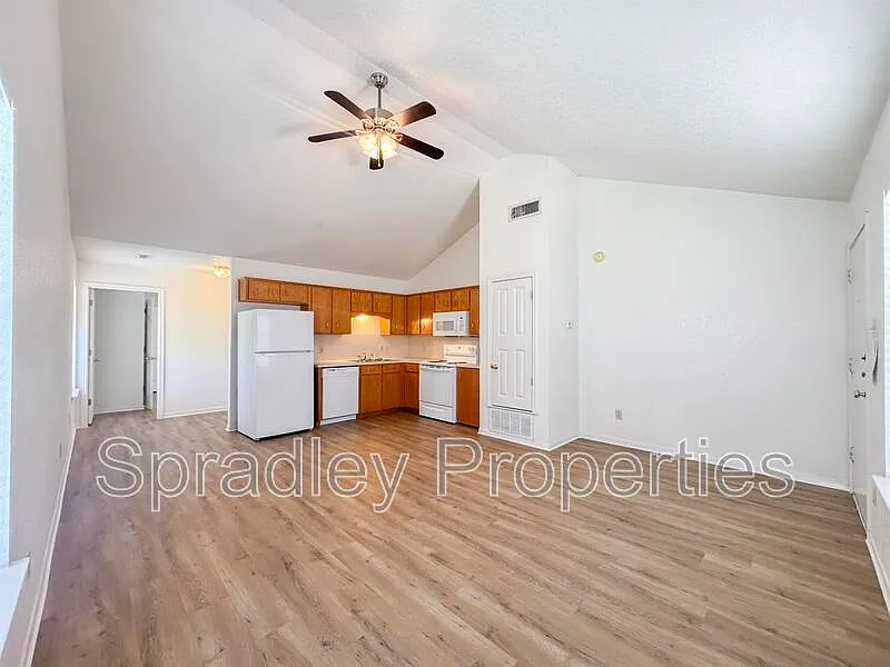 1 bed, 1.0 bath, 646 sqft, $925 — Photo 2