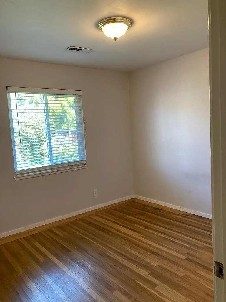 3 bed, 1075 sqft, $4,200 — Photo 4