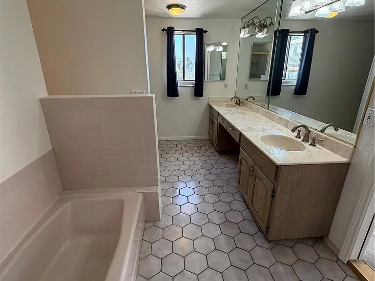 1501 N Maryland Ave — Photo 22