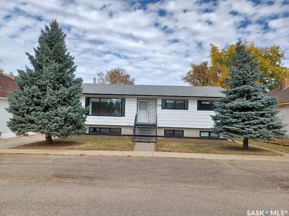 113 5th Avenue, Gravelbourg, SK S0H 1X0