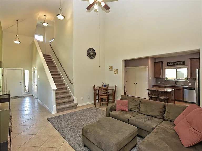 2001 Faro Dr #21 — Photo 4