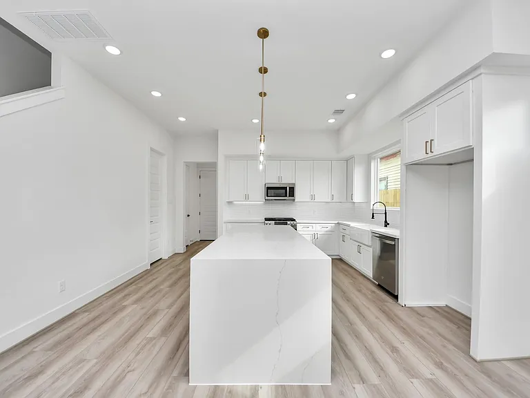 2408 Lorraine St — Photo 12