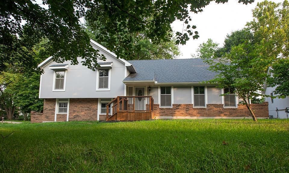 1st image of 1001 NW Woodview Cir