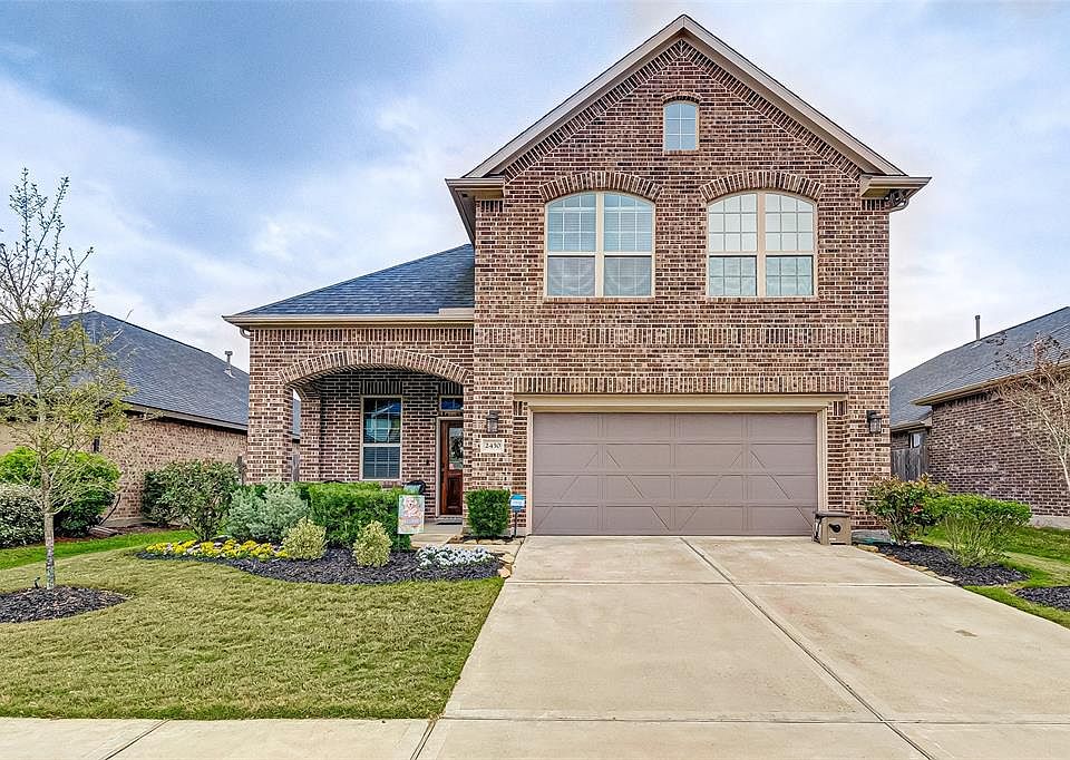 Beautiful curb appeal and nicely manicured lawn welcome you this lovely new home!