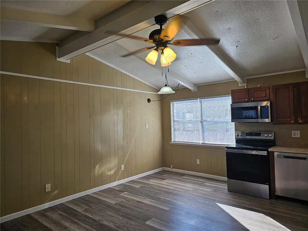 3 bed, 1.0 bath, 800 sqft, $1,300 — Photo 2