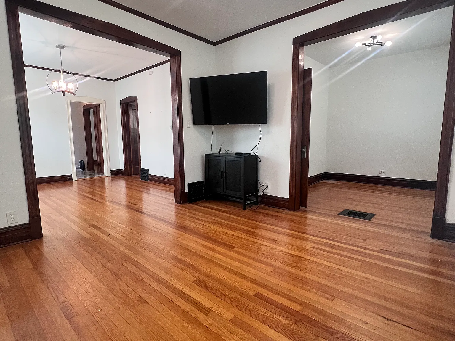 3 bed, 1100 sqft, $2,500 — Photo 3