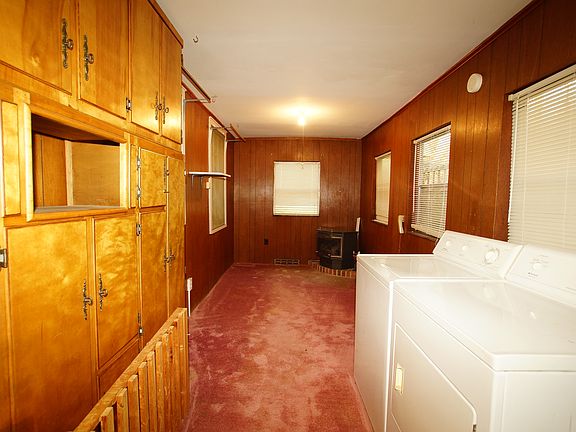 Built in shelves/laundry