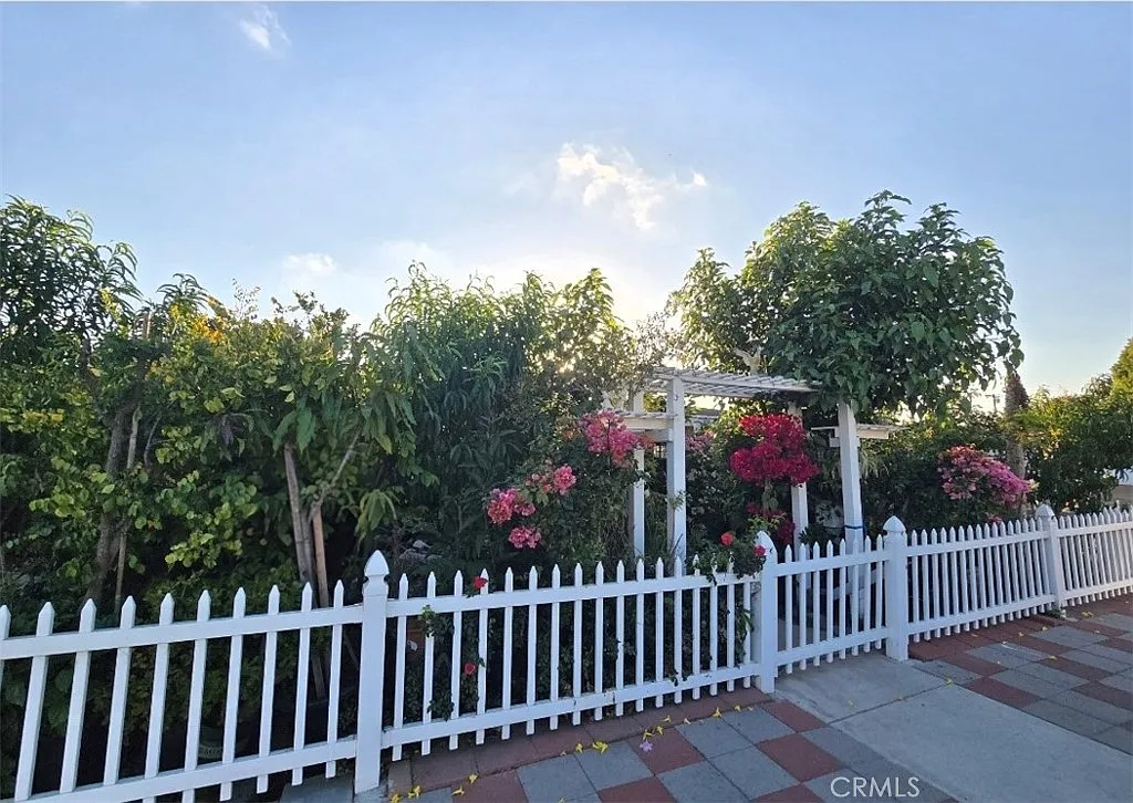 Studio, 890 sqft, $2,600 — Photo 1