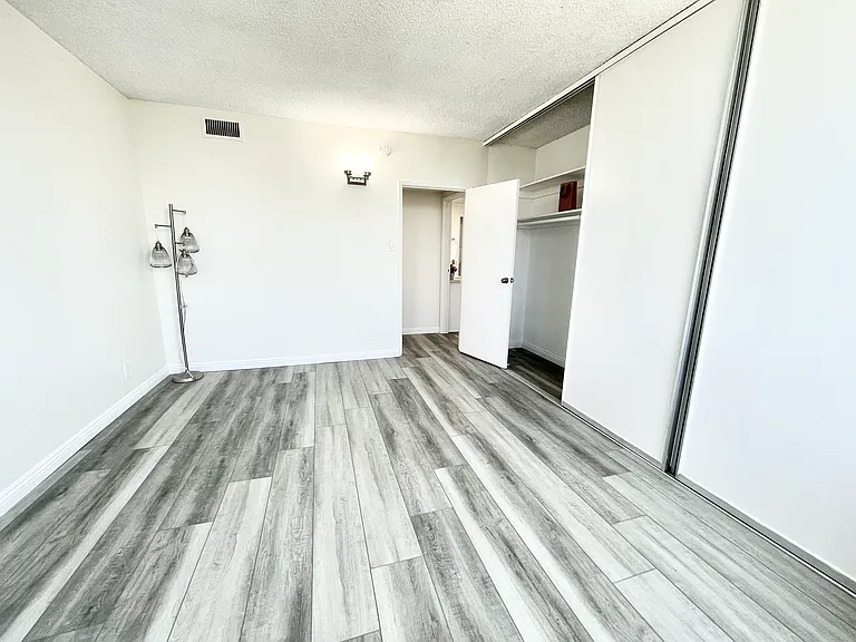 Occidental Towers Apartments — Photo 166