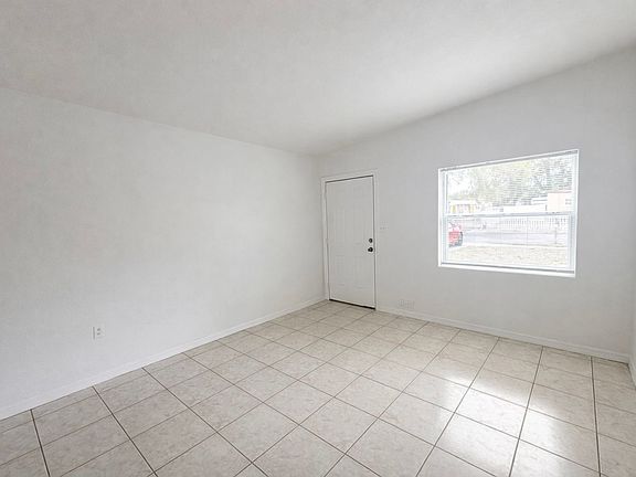 3rd image of 1624 Queensway Rd