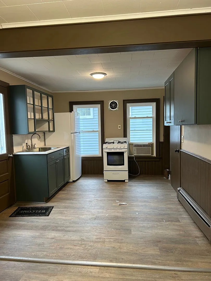 4 Bdrm Lovely Oswego Home!! — Photo 3