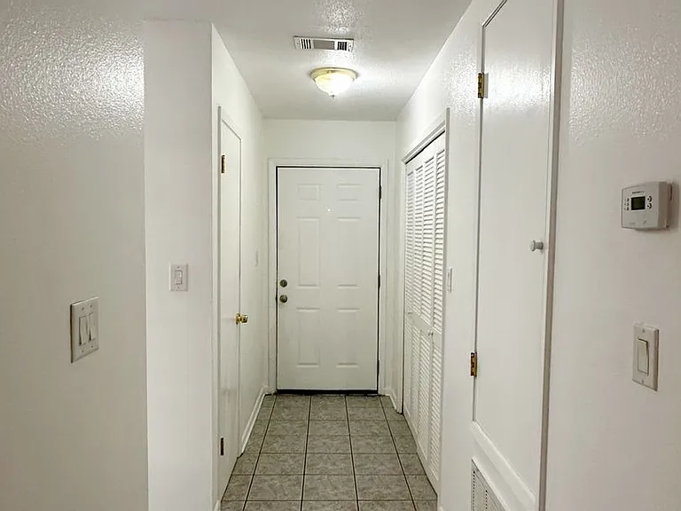 308 Woodrow St E #D — Photo 6