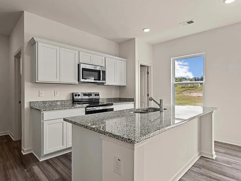 4 bed, 2.5 bath, 2095 sqft, $2,799 — Photo 4