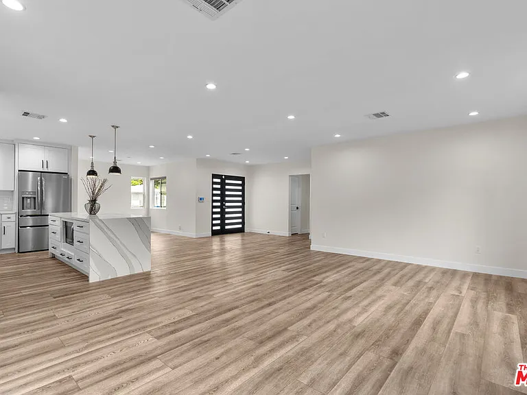 18343 Calvert St — Photo 5