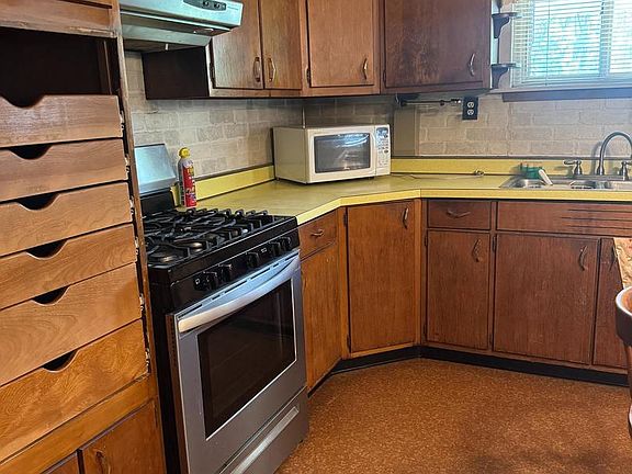 3rd image of 210 N 11th St