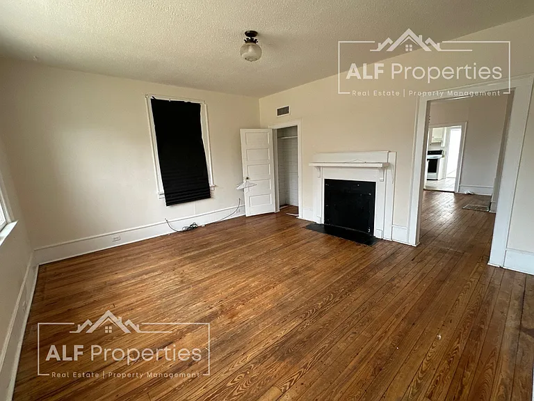 2607 Oxford Rd — Photo 1
