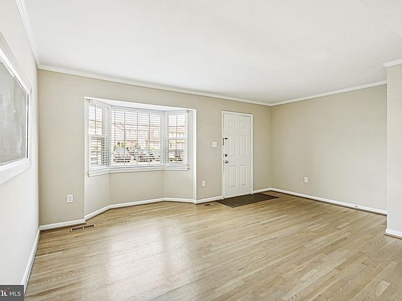 4th image of 3549 Castle Hill Dr