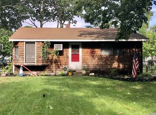 33 Old Neck Rd S, Center Moriches, NY 11934