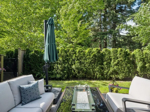 5883 Barker Ave #101, Burnaby, BC V5H 0G4