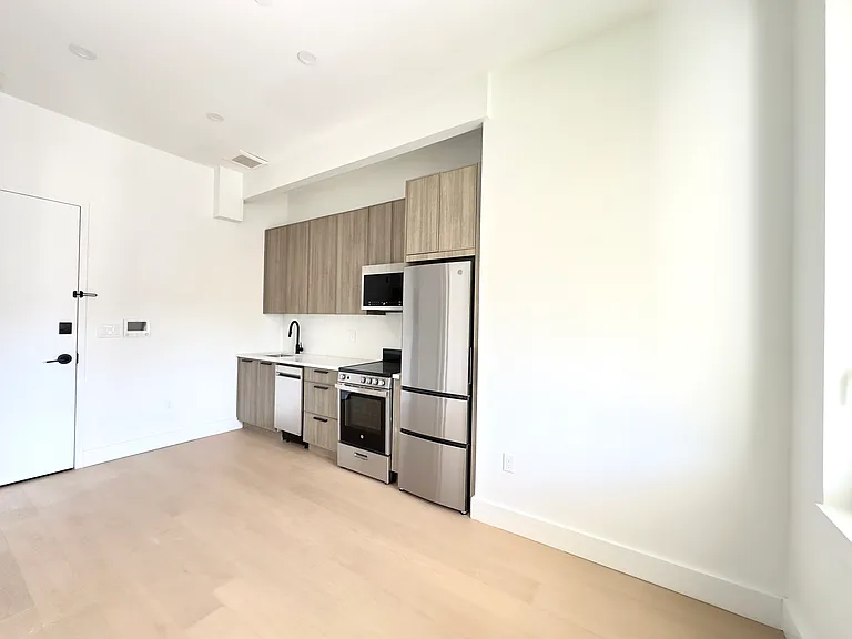 109 S 6th St #4E — Photo 3
