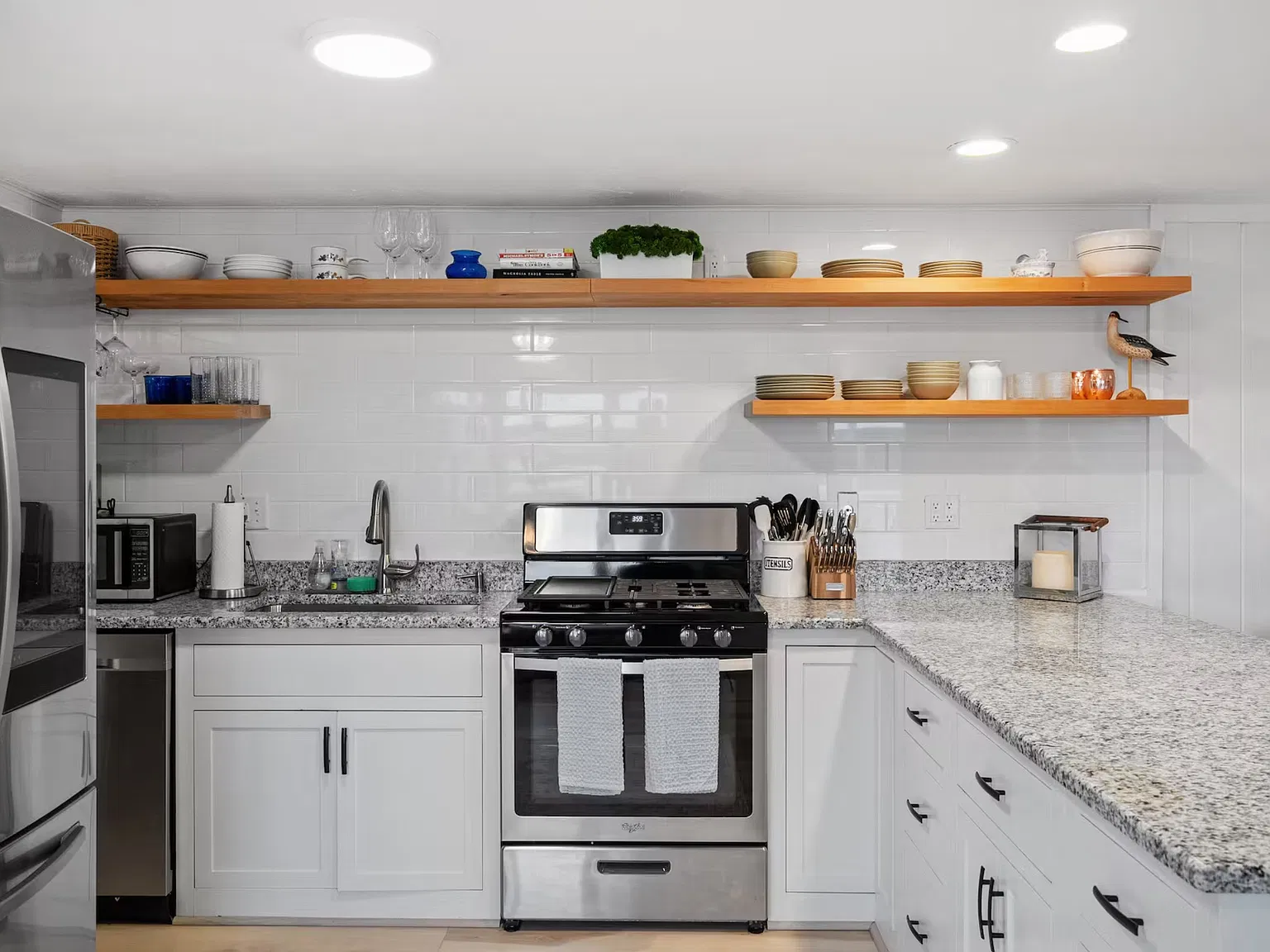 3 bed, 1024 sqft, $2,300 — Photo 4