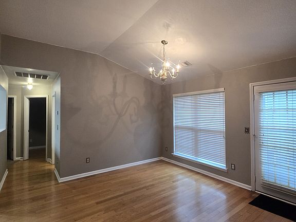 4th image of 246 Beaumont Hts