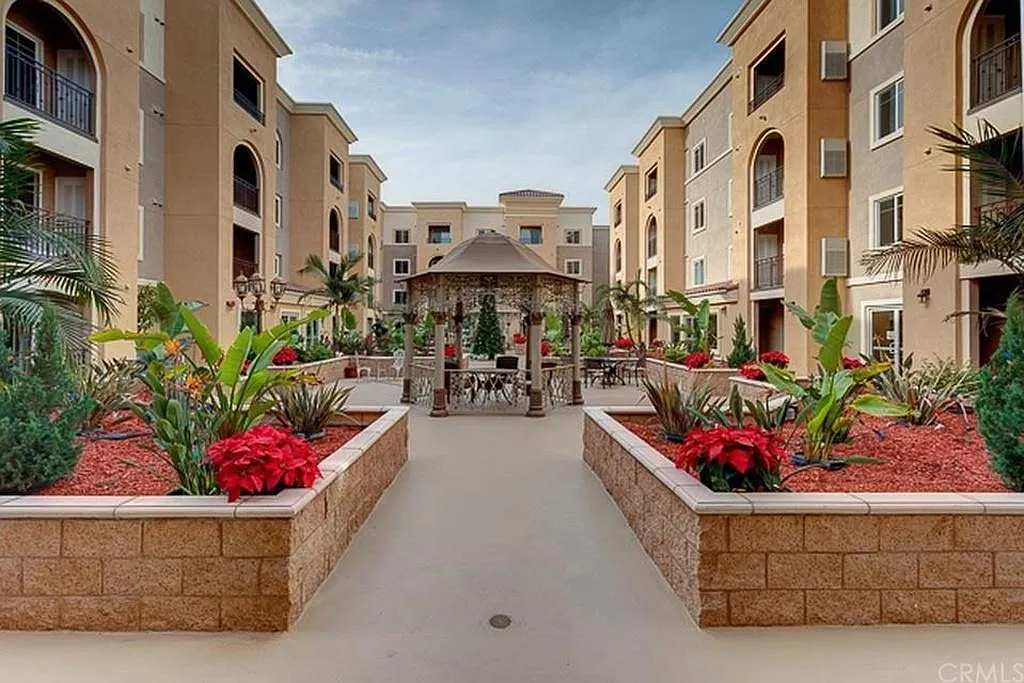 1 bed, 1.5 bath, 817 sqft, $2,700 — Photo 3