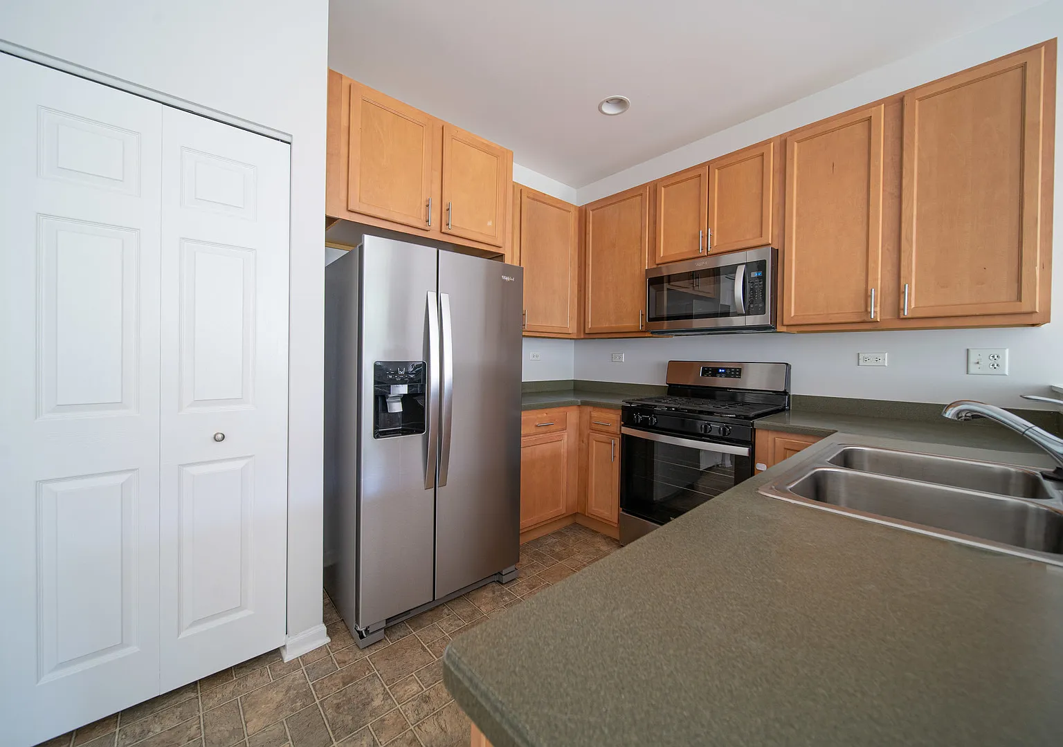 2 bed, 2.5 bath, 1380 sqft, $2,400 — Photo 3