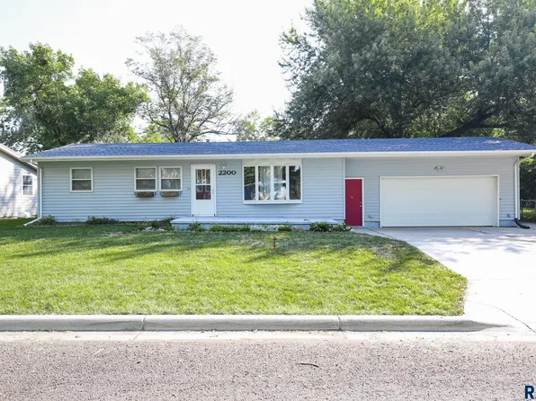 2200 E Sylvan Cir, Brandon, SD 57005