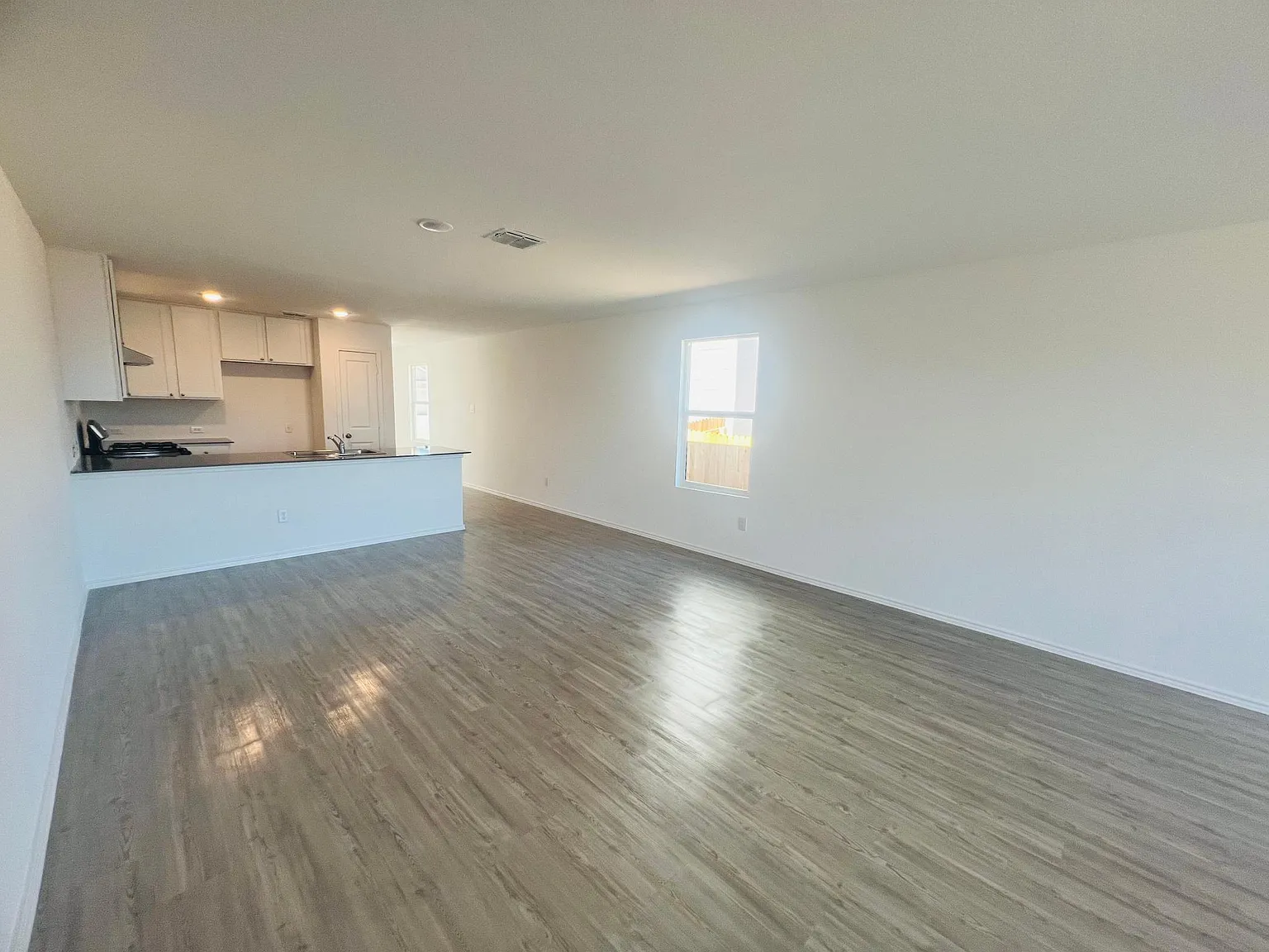 4 bed, 1627 sqft, $1,695 — Photo 3