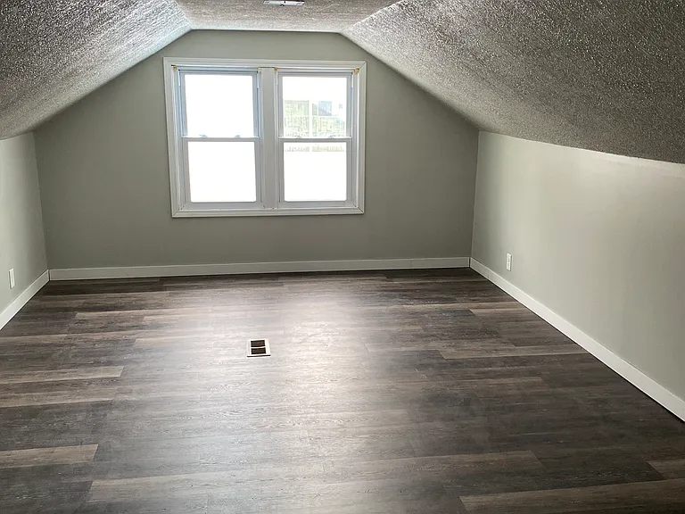 120 W Royal Pkwy — Photo 11