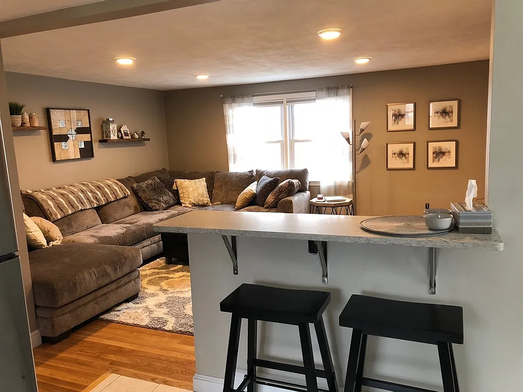 2 bed, 1.0 bath, 900 sqft, $3,000 — Photo 4