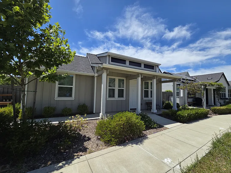 1658 Heirloom St — Photo 2