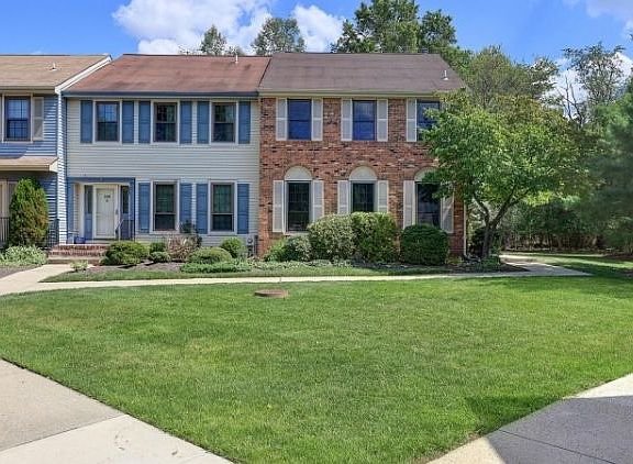 2nd image of 207 Amherst Ct